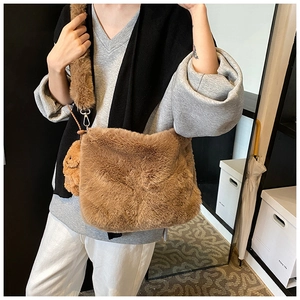 Détail de la texture en fausse fourrure marron et du pendentif ours sur le sac à bandoulière