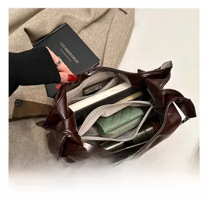 Dettaglio dell'interno capiente della borsa tote in pelle marrone con scomparti