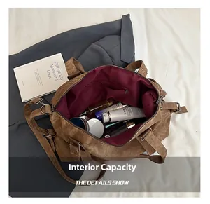 Vue intérieure d'un sac cabas vintage marron montrant sa grande capacité et sa doublure bordeaux