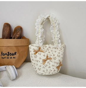 Elegante borsa floreale color crema con manici in pizzo e fiocchi color kaki