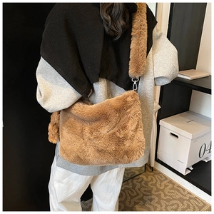 Détail d'un sac bandoulière marron en peluche douce avec fermoir en métal argenté