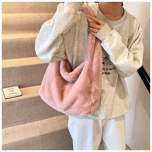 Détail d'un sac à épaule rose en fausse fourrure douce avec une texture pelucheuse chic