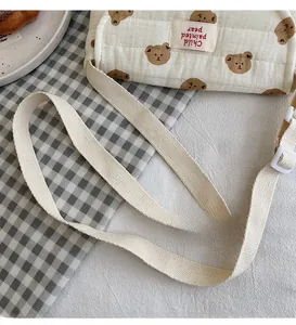 Borsa a tracolla in cotone trapuntato beige con stampe di orsi e tracolla regolabile