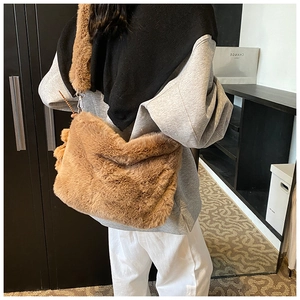 Détail d'un sac à bandoulière en fausse fourrure marron avec boucle en métal