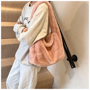 Détail de la matière en fausse fourrure rose d'un grand sac cabas à bandoulière