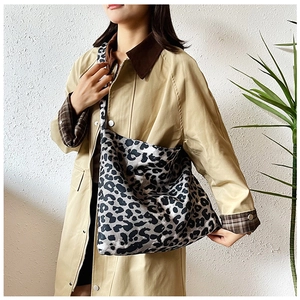 Detail of soft leopard print crossbody bag with wide strap and large capacity