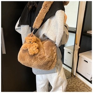 Détail du sac cabas en peluche marron avec pendentif ours et bandoulière en fourrure