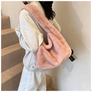 Gros plan d'un sac à bandoulière en peluche rose avec texture douce en fausse fourrure d'automne