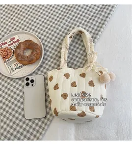 Sac fourre-tout matelassé beige avec motifs d'ours, bordure en dentelle et pompons