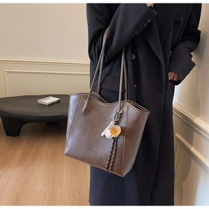 Détail du sac cabas en cuir PU avec bandoulières et breloques de baseball créatives