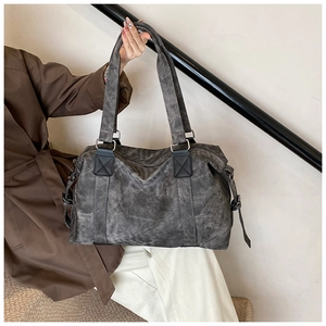 Détail du sac cabas vintage en cuir PU gris avec poignées renforcées et boucles métal