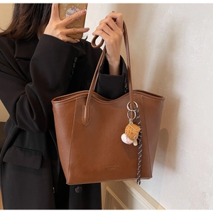 Détail du grand sac cabas marron foncé en simili cuir avec fines bretelles et bijou de sac