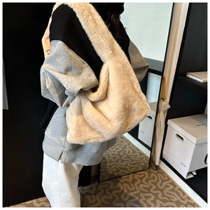 Grand sac fourre-tout en peluche blanc cassé montrant la texture douce de la fausse fourrure