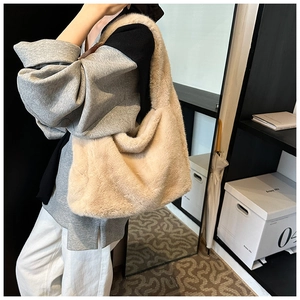 Détail de la texture en fausse fourrure beige sur le sac à bandoulière d'automne pour femme