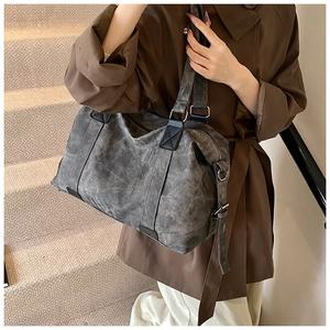 Détail du grand sac cabas en cuir PU gris vintage avec sangles noires et anneaux métal