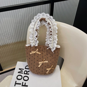 Borsa tote trapuntata in cotone marrone a pois neri con manici in pizzo e fiocchi