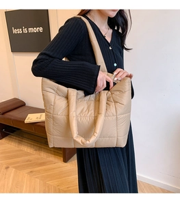 Schicke beige gesteppte Nylon-Tragetasche in minimalistischem Interieur-Stil