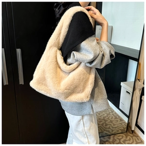 Sac à bandoulière en fausse fourrure beige pour femme dans un décor intérieur