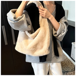 Détails de la texture douce en fausse fourrure beige d'un sac à épaule pour femme