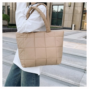 Vue détaillée du sac cabas matelassé en nylon kaki montrant sa texture et sa capacité