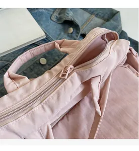 Nahaufnahme des Reißverschlusses an der rosa Stofftasche mit Textiloberfläche