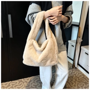 Détail du tissu peluche beige doux et du design hobo spacieux du sac à épaule pour femme