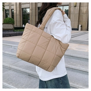 Vue extérieure du grand sac cabas matelassé en nylon kaki avec larges bandoulières