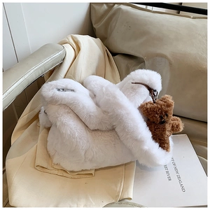 Sac à épaule chic en fausse fourrure blanche pour femmes avec pendentif ours en peluche