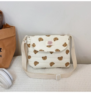 Dettaglio della borsa a tracolla bimbi in cotone beige trapuntato con stampa orso bruno