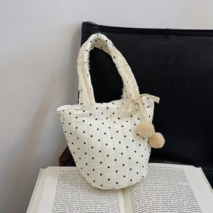 Sac bandoulière en coton matelassé à pois noirs et bordure en dentelle style automne