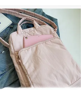 Rosa Stofftasche mit geräumiger Reißverschlusstasche für Tablet und Zubehör im Detail