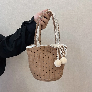 Sac à bandoulière en coton matelassé à pois avec bordure en dentelle et détails pompons