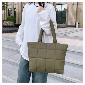 Détail du sac cabas en nylon vert olive avec motifs matelassés et poignées rembourrées