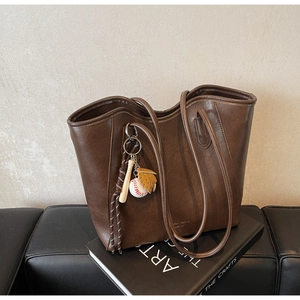 Sac fourre-tout minimaliste en similicuir marron foncé avec un pendentif de baseball créatif