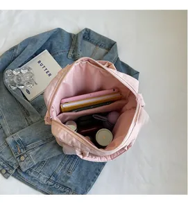 Makroansicht der rosa Stofftasche mit großem Fassungsvermögen und praktischen Fächern