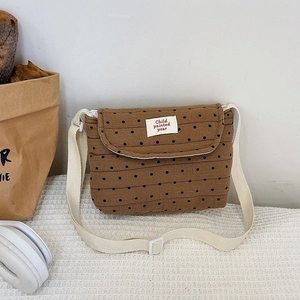 Borsa a tracolla minimalista in cotone trapuntato marrone a pois con tracolla regolabile
