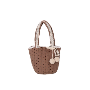 Sac à bandoulière matelassé en coton marron à pois avec bordure en dentelle