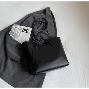 Sac fourre-tout minimaliste en cuir noir pour femmes avec double bandoulière au style bureau