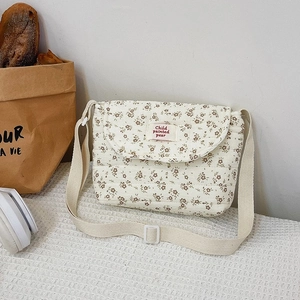 Borsa a tracolla trapuntata in cotone crema con motivo floreale e tracolla regolabile