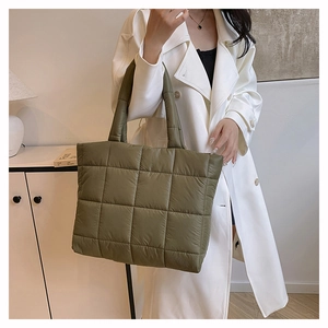 Gros plan du sac cabas en nylon matelassé vert militaire avec détails de grandes coutures
