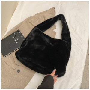 Sac bandoulière chic en fausse fourrure noire pour femme au design minimaliste en peluche