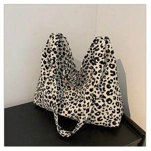 Minimalist leopard print tote bag with wide shoulder strap for casual daily use