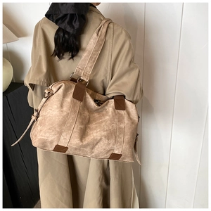Détail du sac fourre-tout vintage en toile de sable avec poignées en cuir marron