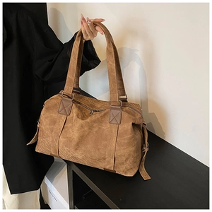 Détails de la texture du sac de voyage vintage en toile marron avec anses en cuir PU