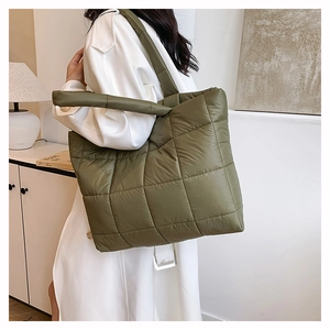Vue latérale détaillée du grand sac cabas matelassé en nylon vert armée avec bandoulière