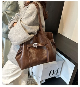 Dettaglio della borsa tote in pelle PU marrone scuro con fibbia a ferro di cavallo argento