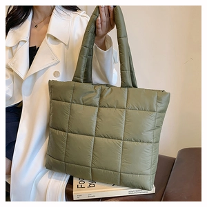 Détail du sac cabas matelassé en nylon vert olive avec coutures à grands carreaux