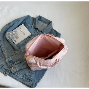 Detailansicht der pinkfarbenen Nylontasche mit geräumigem Innenfach und robustem Reißverschluss