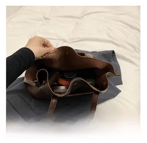 Dettaglio della capiente borsa tote in pelle PU marrone scuro con chiusura magnetica