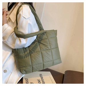 Détail du sac cabas matelassé en nylon vert montrant la texture et la bandoulière